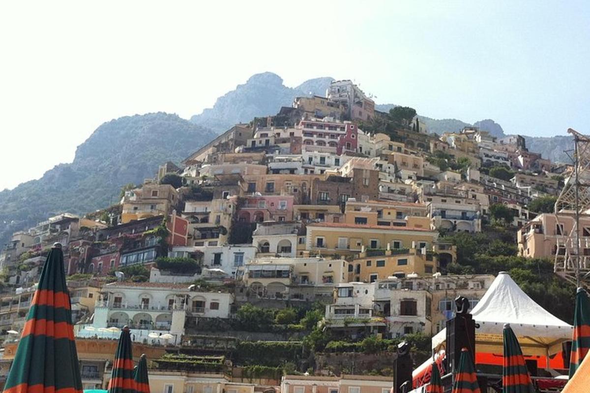 una collina con case in cima a una montagna