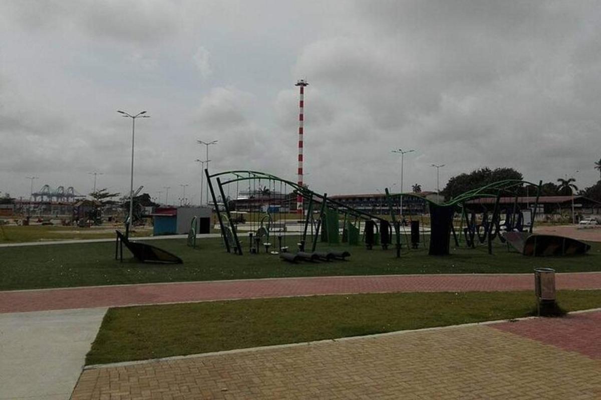 un parco giochi con uno scivolo in un parco