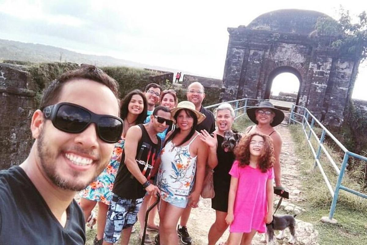 un gruppo di persone in posa per una foto davanti a un edificio
