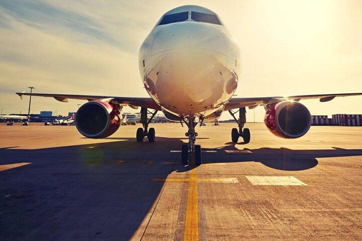 um avião parado na pista de um aeroporto