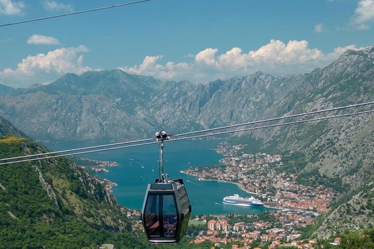 una gòndola vola sobre una ciutat i una massa d'aigua
