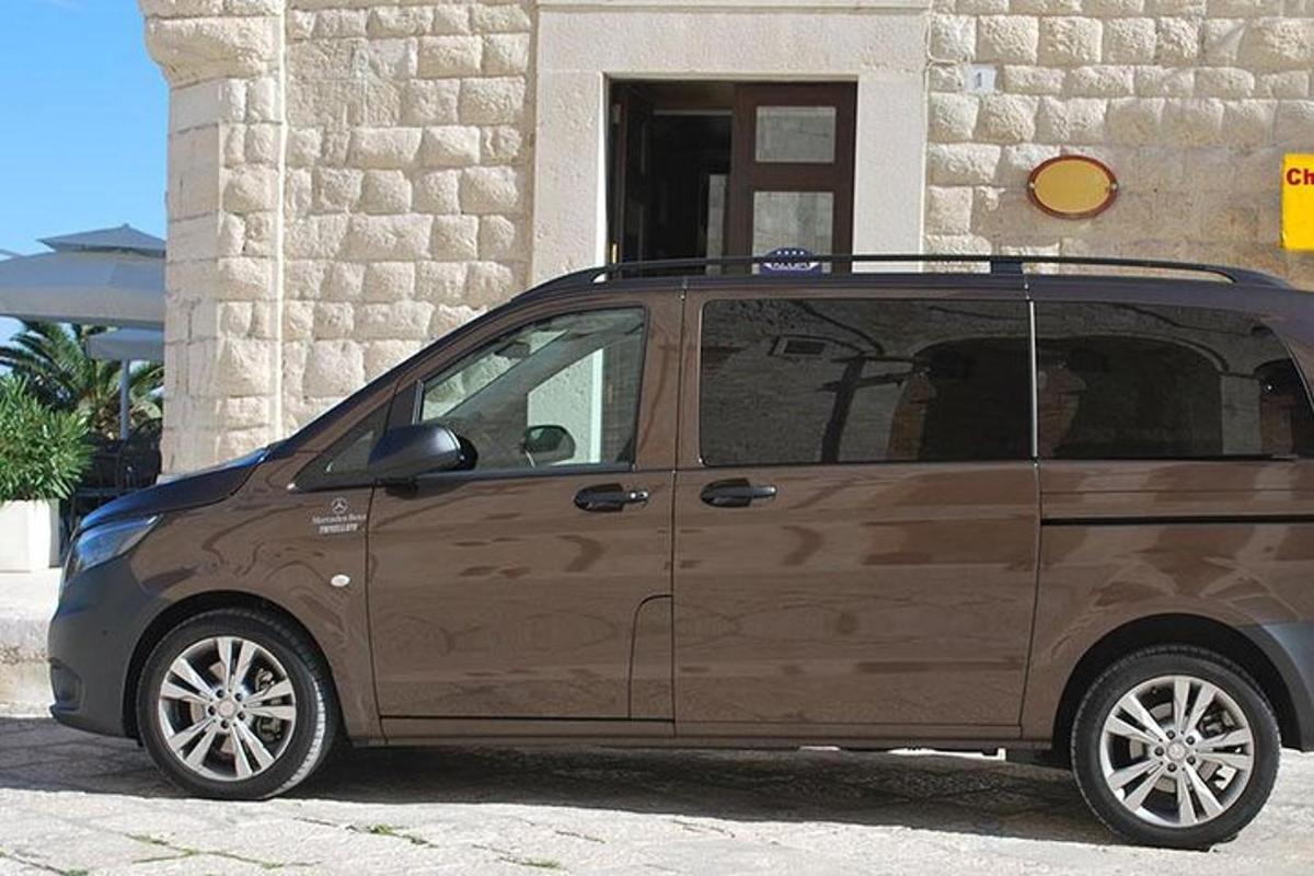 egy barna autó parkolt egy épület előtt