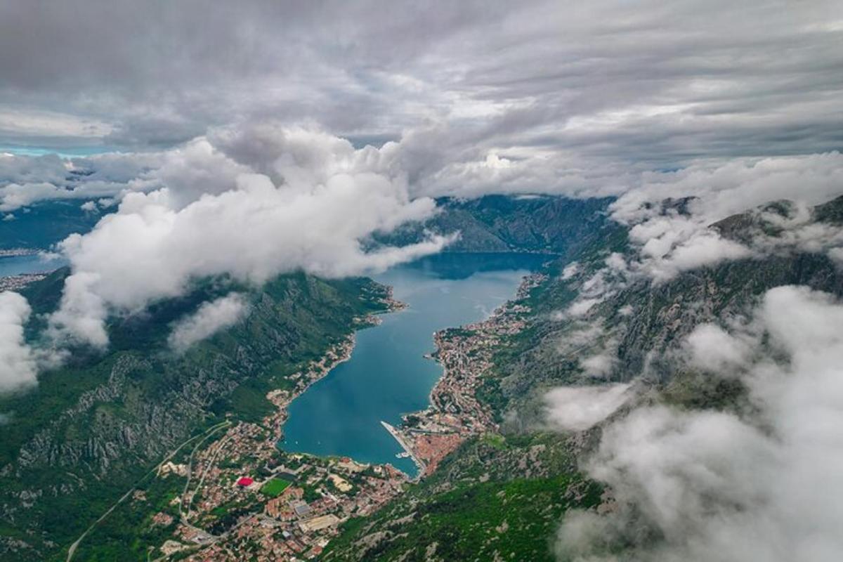 Letecký pohled na jezero obklopené mraky