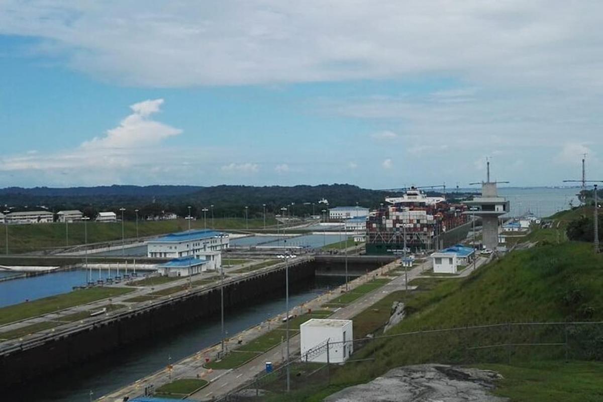Una vista de un río con edificios y una ciudad.