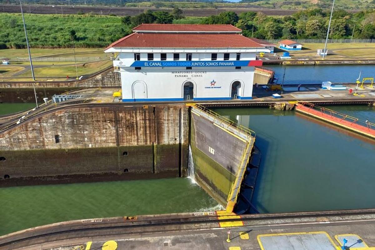 Una vista aérea de una presa con un edificio en el agua.