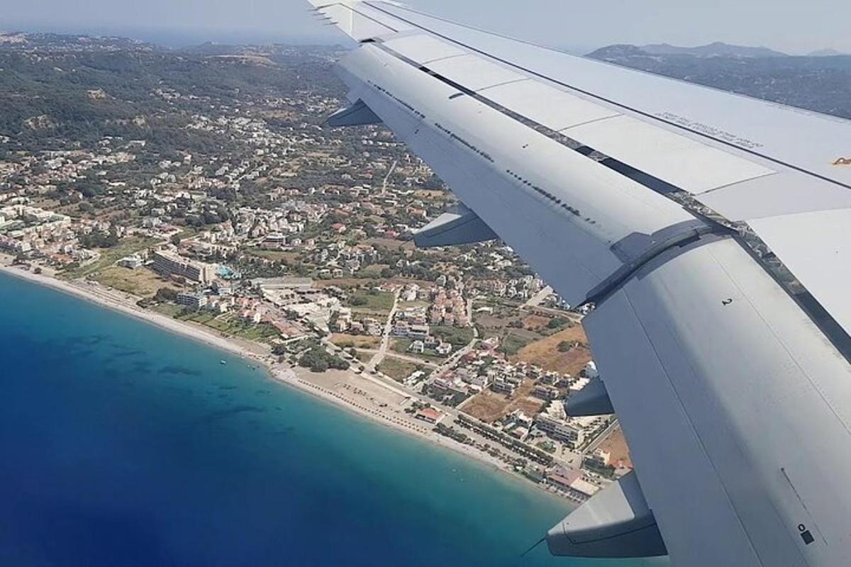 o vedere a aripii unui avion care zboară deasupra oceanului