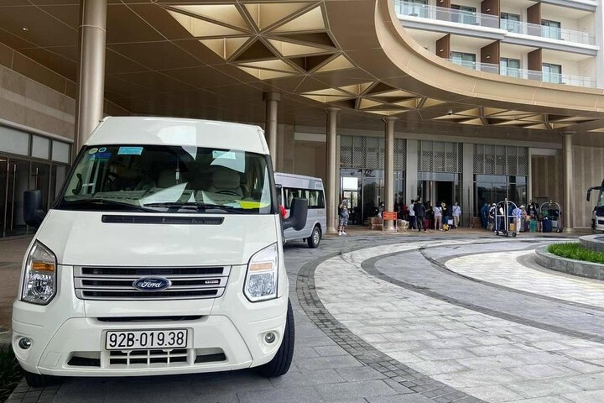 ένα άσπρο βαν παρκαρισμένο μπροστά από ένα κτίριο