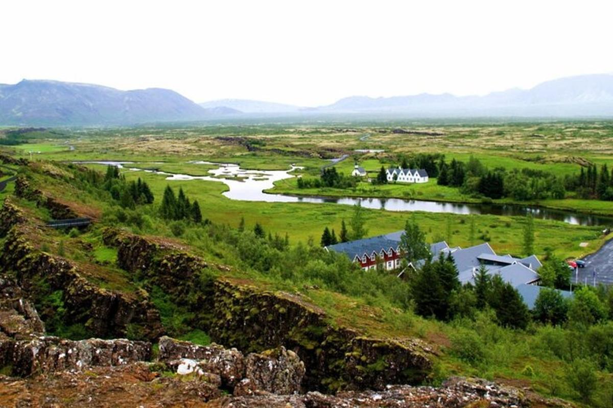 село на брду са реком