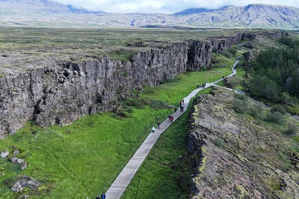 un gruppo di persone che camminano su un sentiero attraverso un canyon
