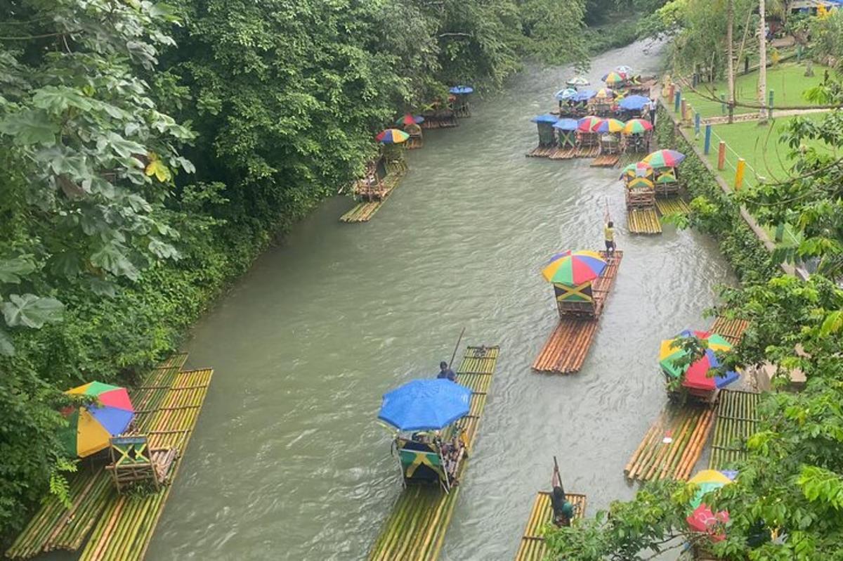 sekumpulan bot dengan payung di sungai