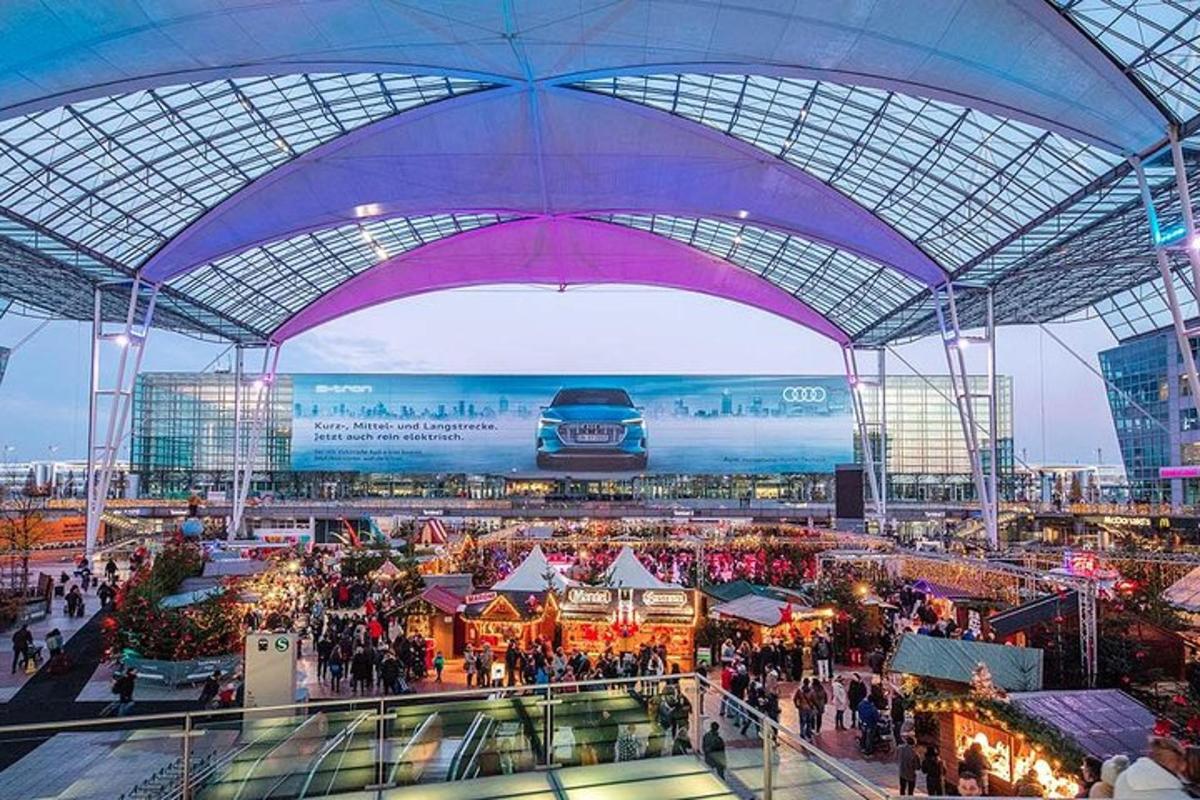 una multitud de gent passejant per un centre comercial