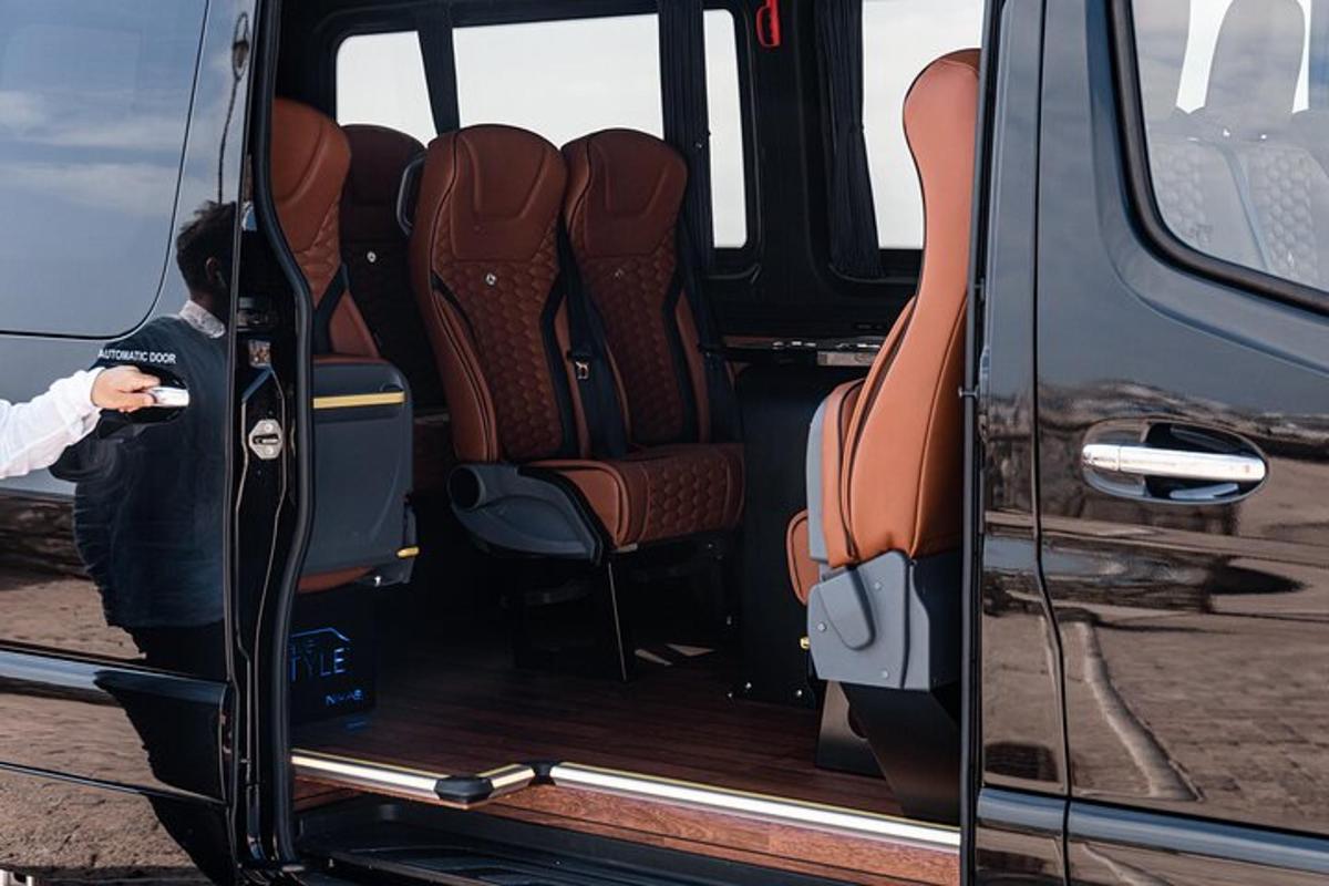 en person som står i den åpne døren til en buss