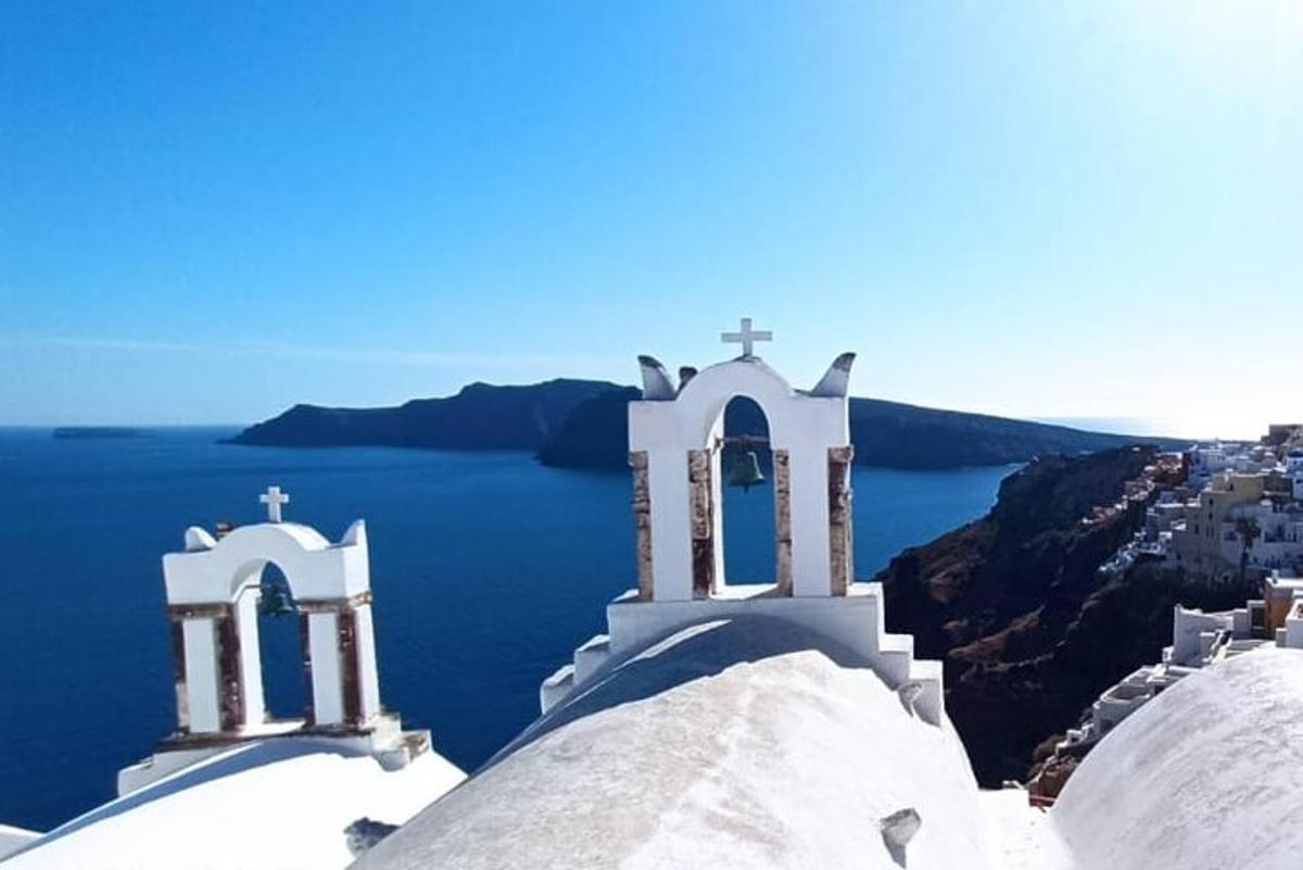una església blanca a la vora de l'aigua