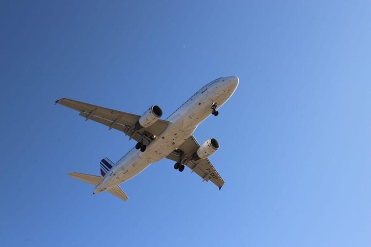 青い空を飛ぶ飛行機