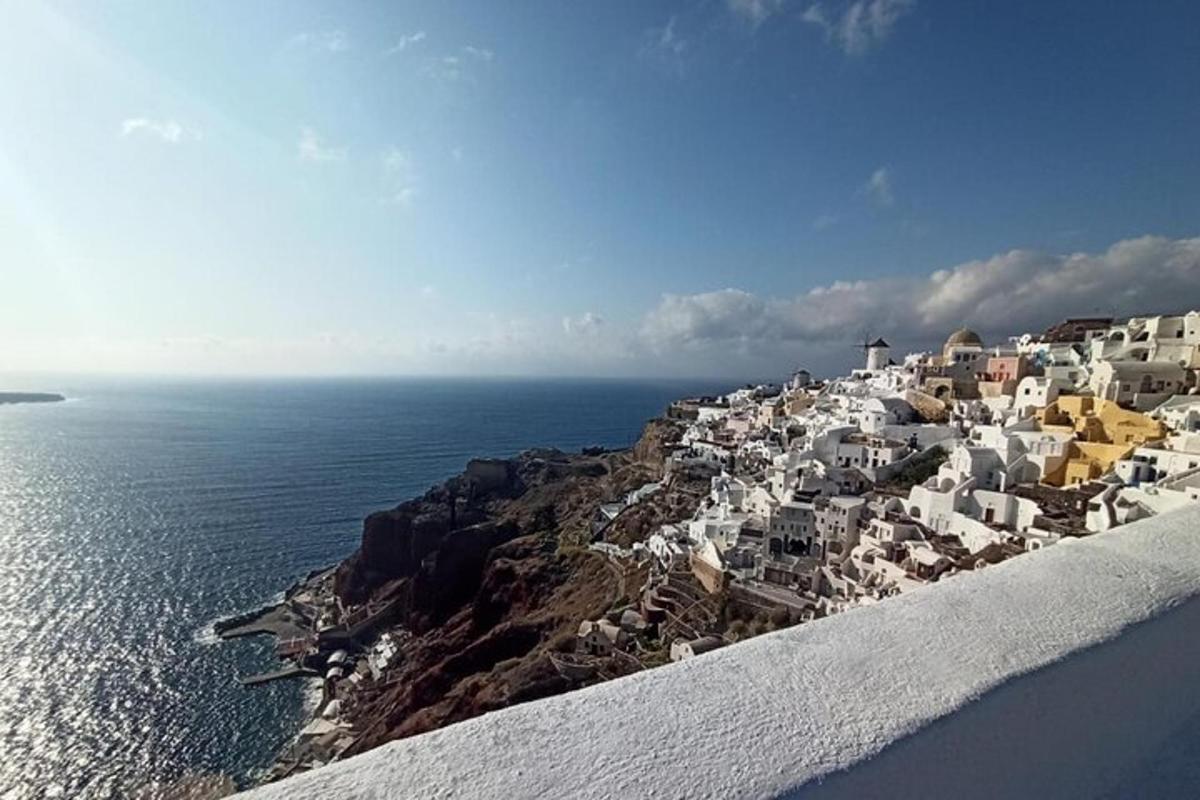 una illa amb edificis blancs i l'oceà