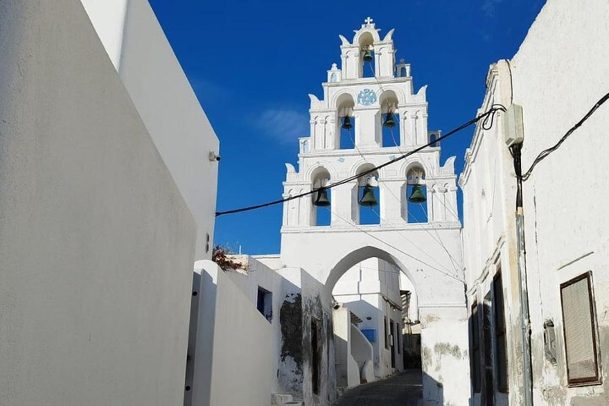 un edifici blanc alt amb una torre de rellotge