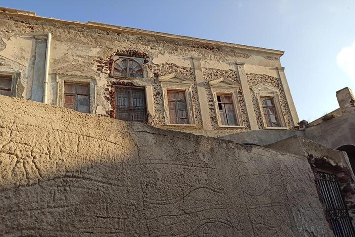 un edifici amb finestres a sobre d'una paret