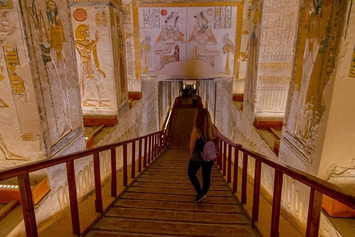 una donna che scende le scale in un edificio con dipinti
