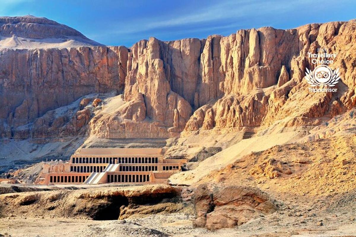 un edificio nel mezzo di una montagna desertica