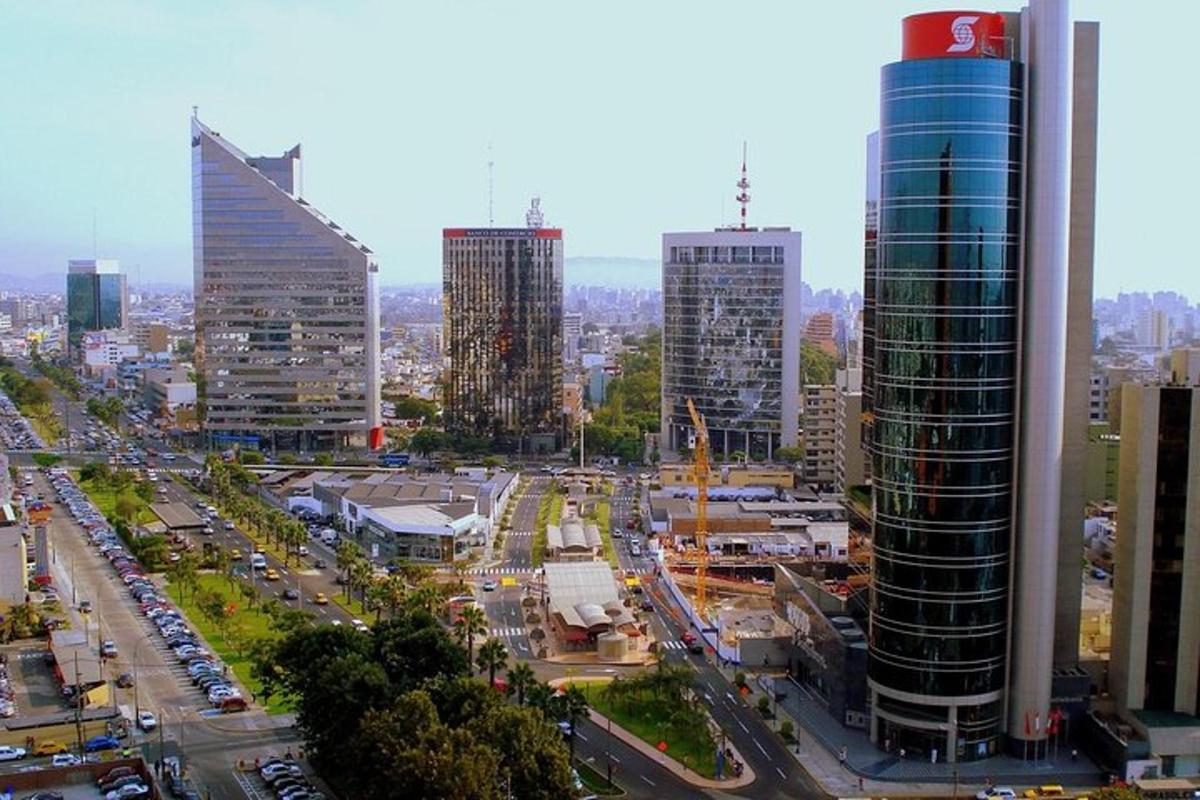 una vista di una città con edifici alti