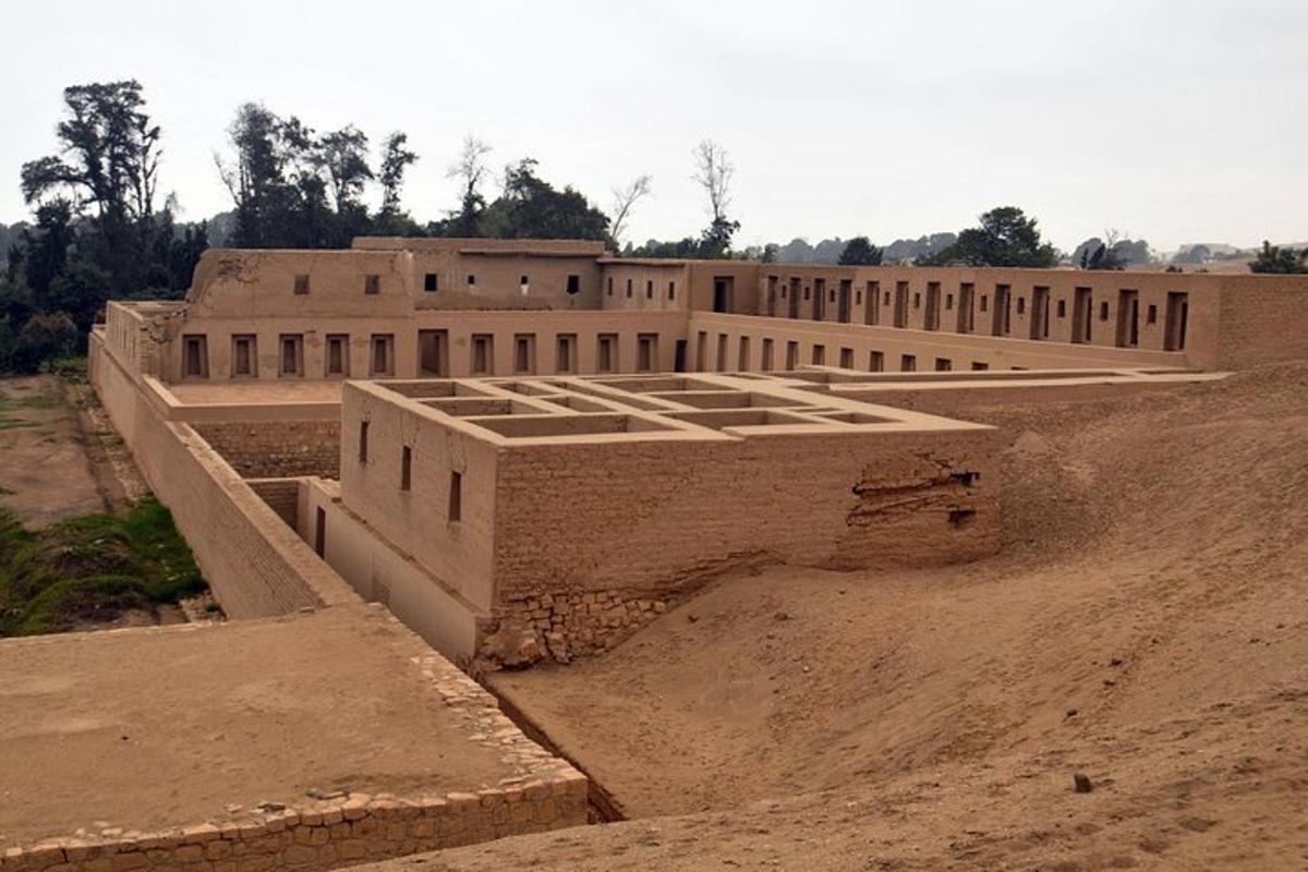 un edificio in mezzo a un campo sterrato
