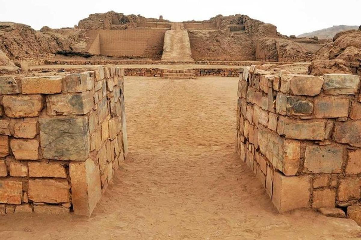 kamenná zeď před pyramidou