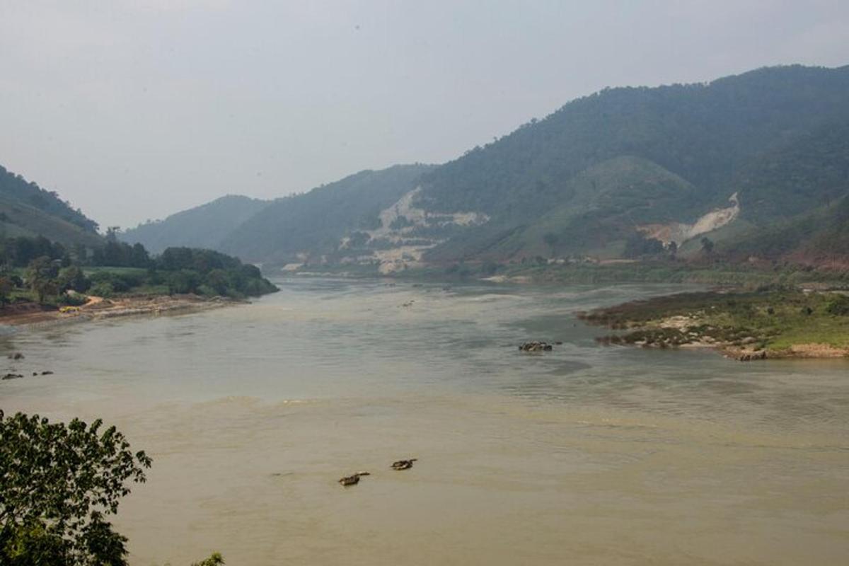 pemandangan sungai dengan pegunungan di latar belakang
