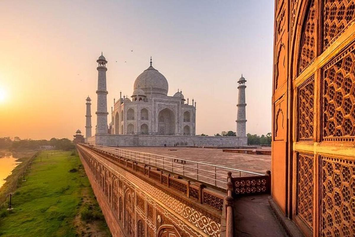 uma vista do taj mahal ao pôr do sol