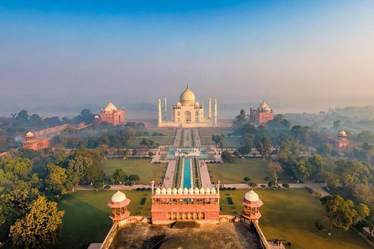 uma vista aérea do palácio e jardins do Taj Mahal