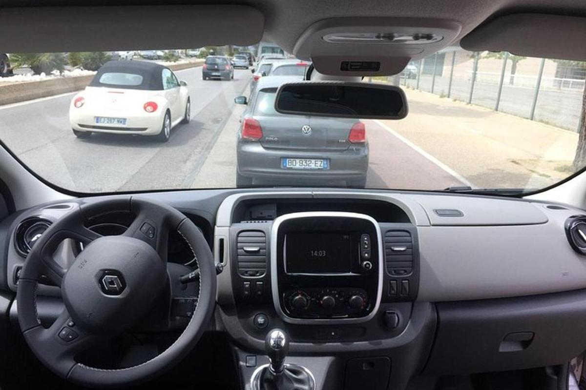 μια θέα από το εσωτερικό ενός αυτοκινήτου με αυτοκίνητα στο δρόμο