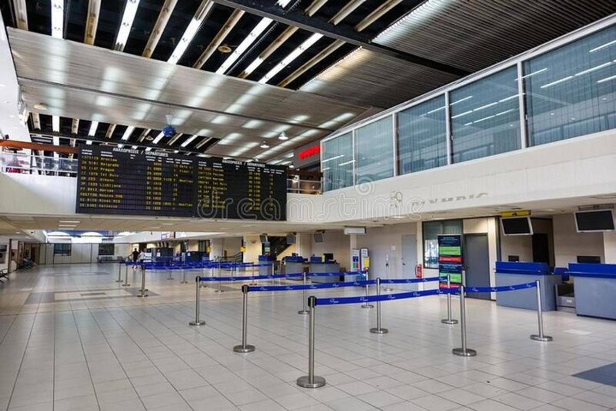 terminal lapangan terbang dengan kaunter daftar masuk