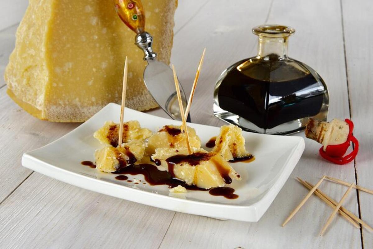 un piatto di cibo su un tavolo con una bottiglia di vino