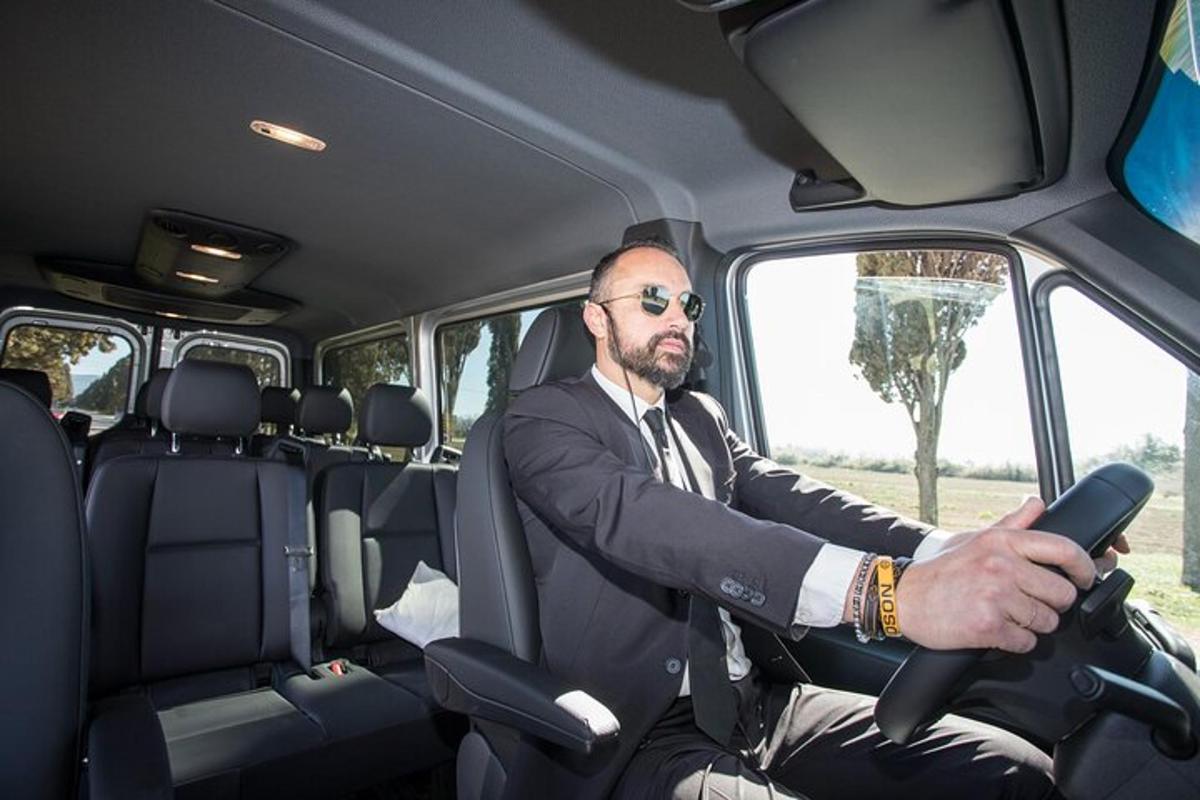 un uomo seduto al posto di guida di una limousine