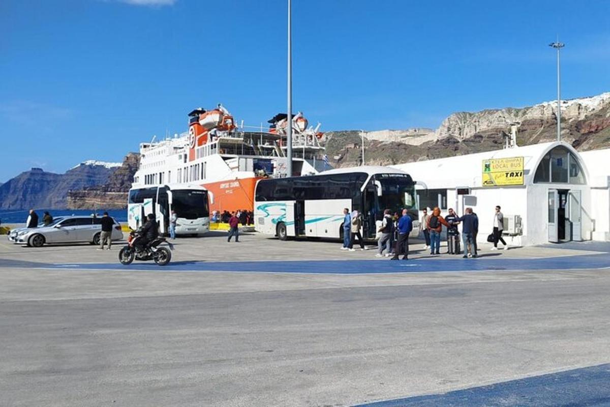 skupina autobusů zaparkovaných vedle trajektu