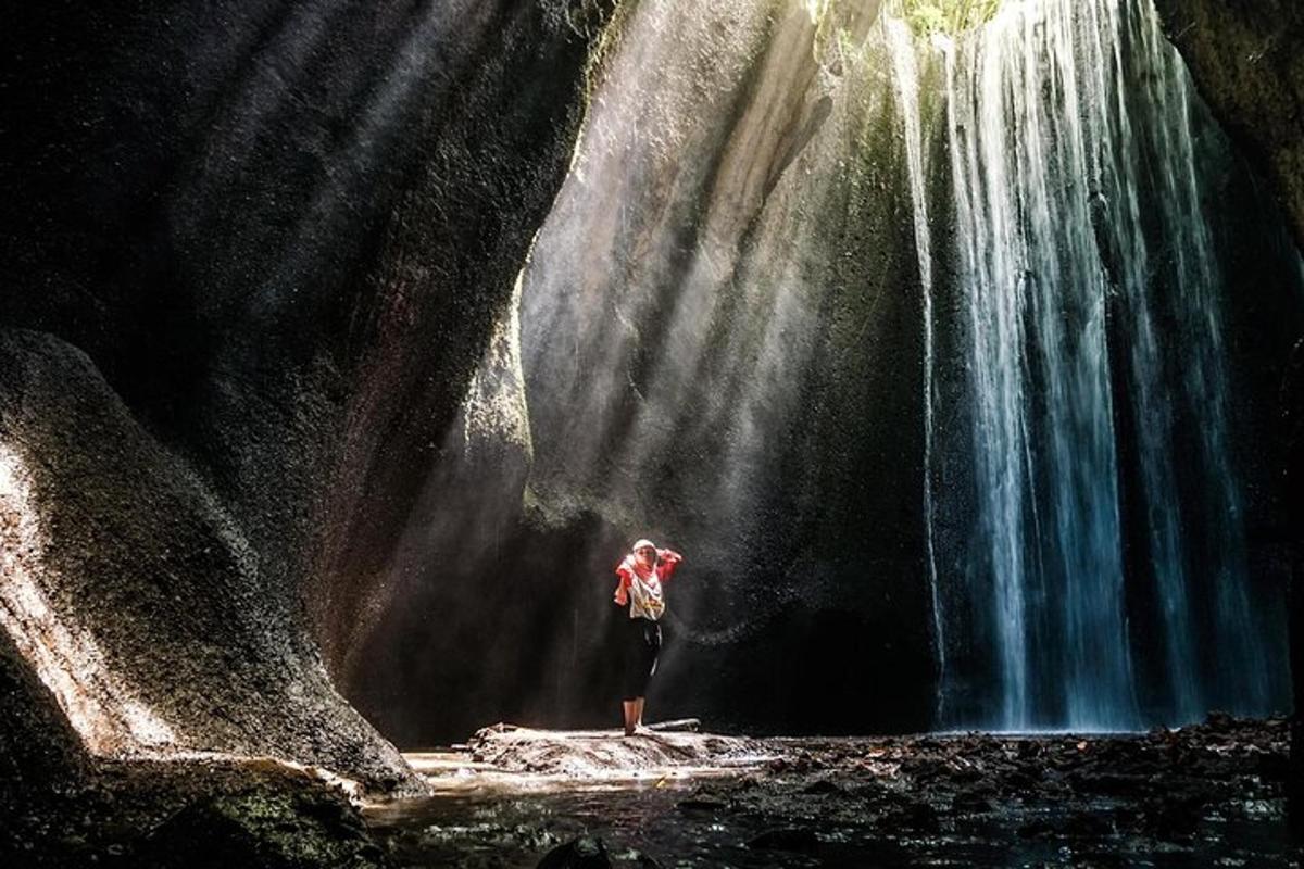 una persona in piedi davanti a una cascata