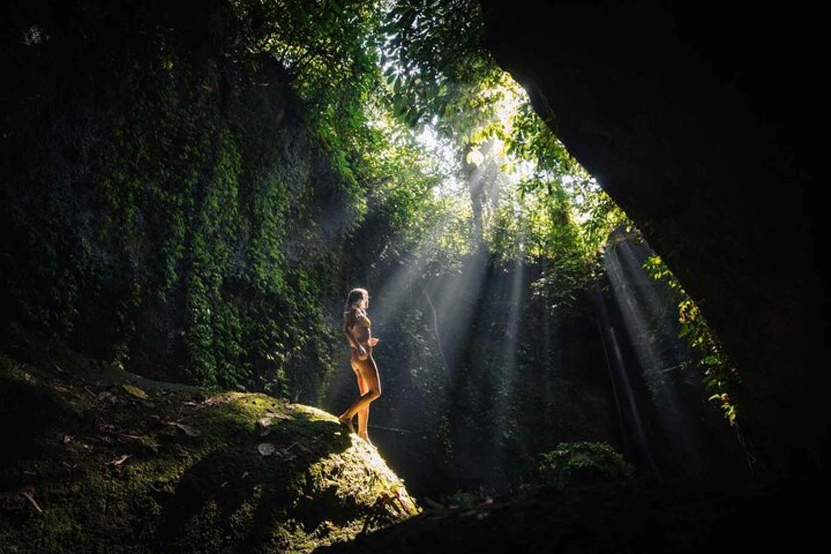 una donna è in piedi nel mezzo di una grotta