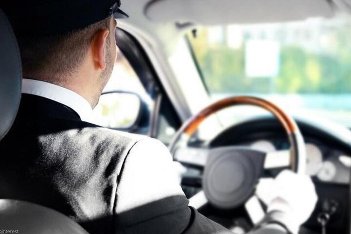 mees, kes juhib rooliga autot