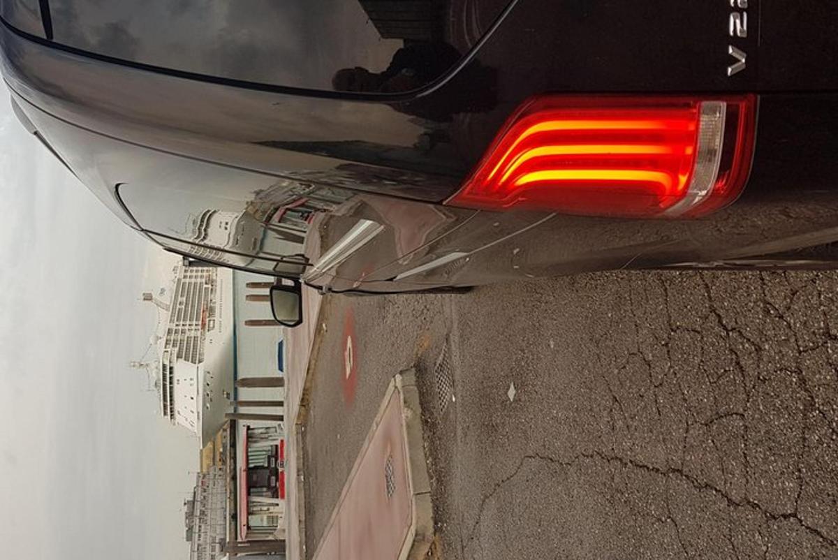 una luz roja en la parte trasera de un coche