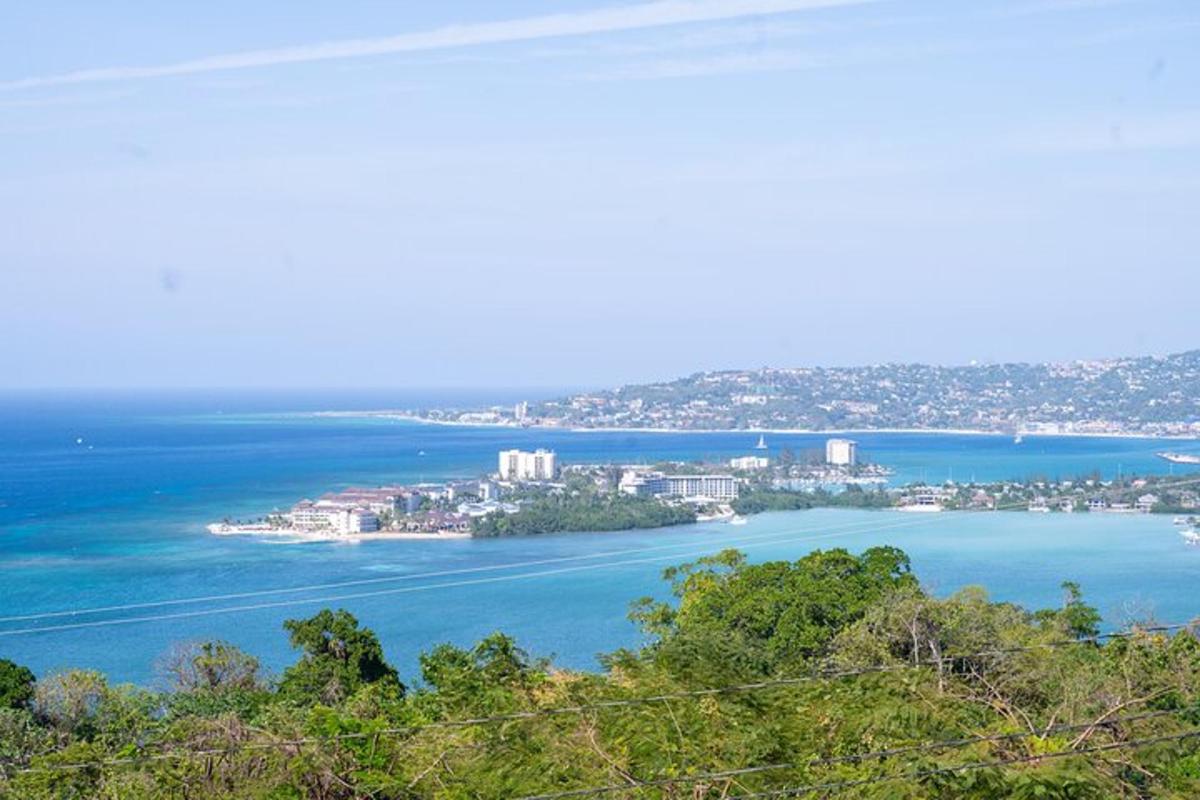 pogled iz zraka na ocean in mesto