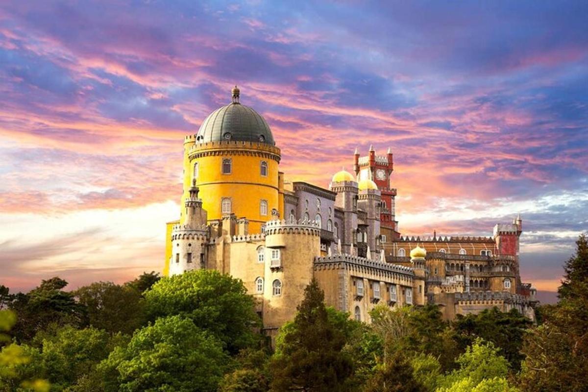 un castel pe un deal cu cer înnorat