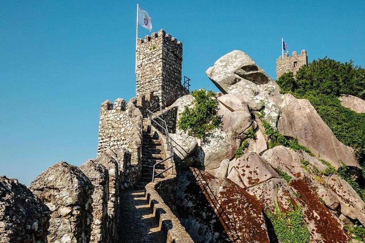 un castel pe vârful unui munte stâncos