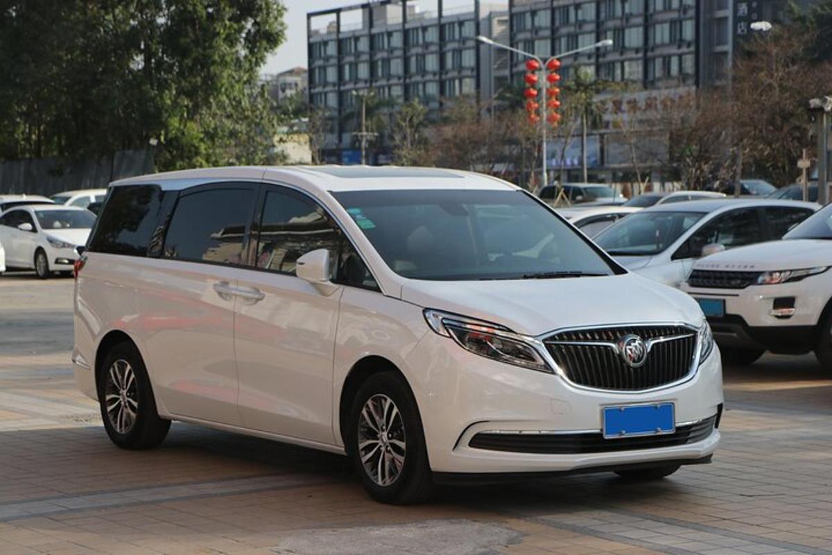un'auto bianca parcheggiata in un parcheggio