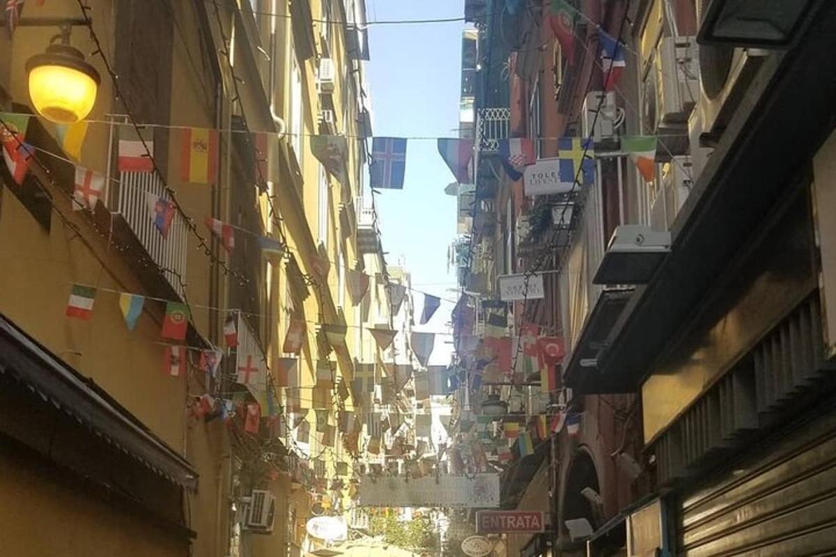 一条遍布旗帜和建筑物的狭窄街道
