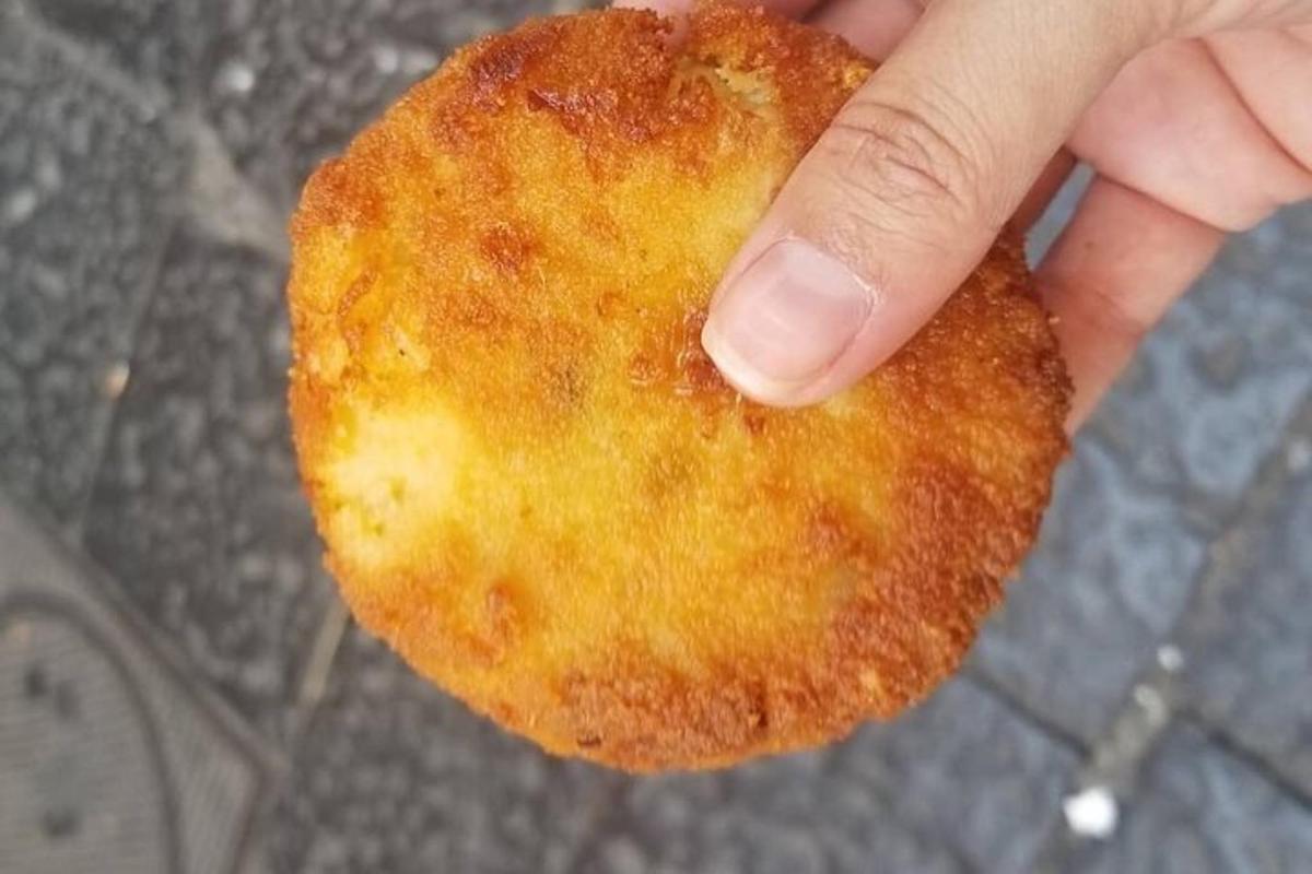 手里拿着食物的人