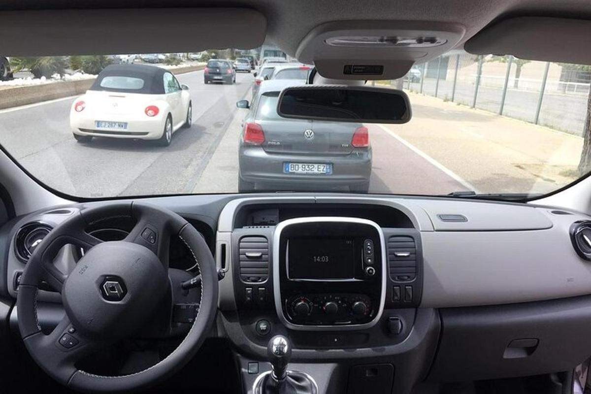 pohled zevnitř auta s auty na silnici