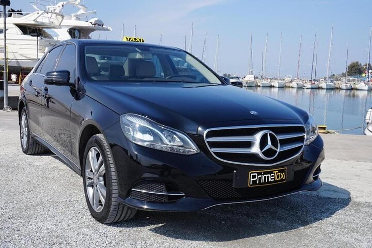 een blauwe auto geparkeerd voor een boot