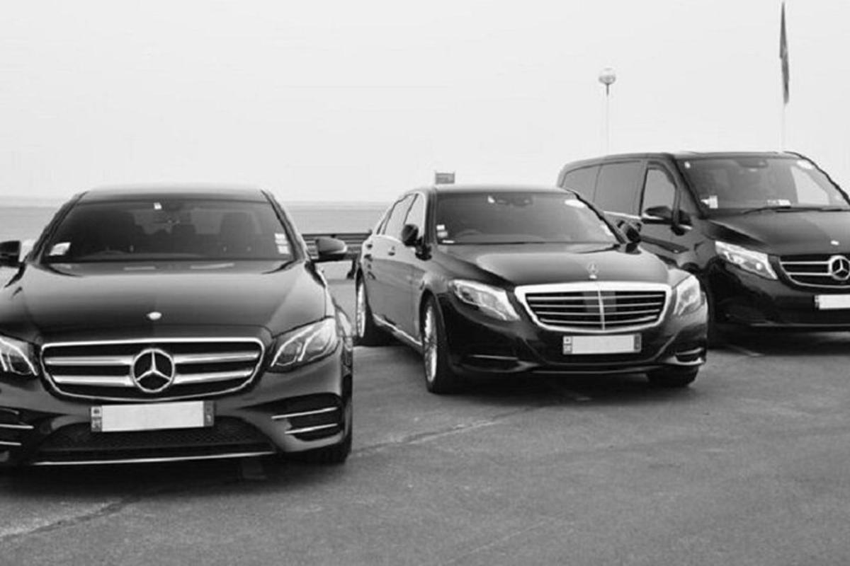 Grupa trzech samochodów zaparkowanych na parkingu