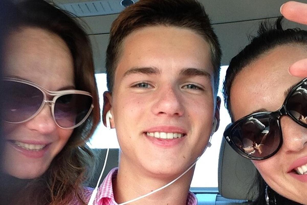 tre persone posano per una foto mentre indossano occhiali da sole