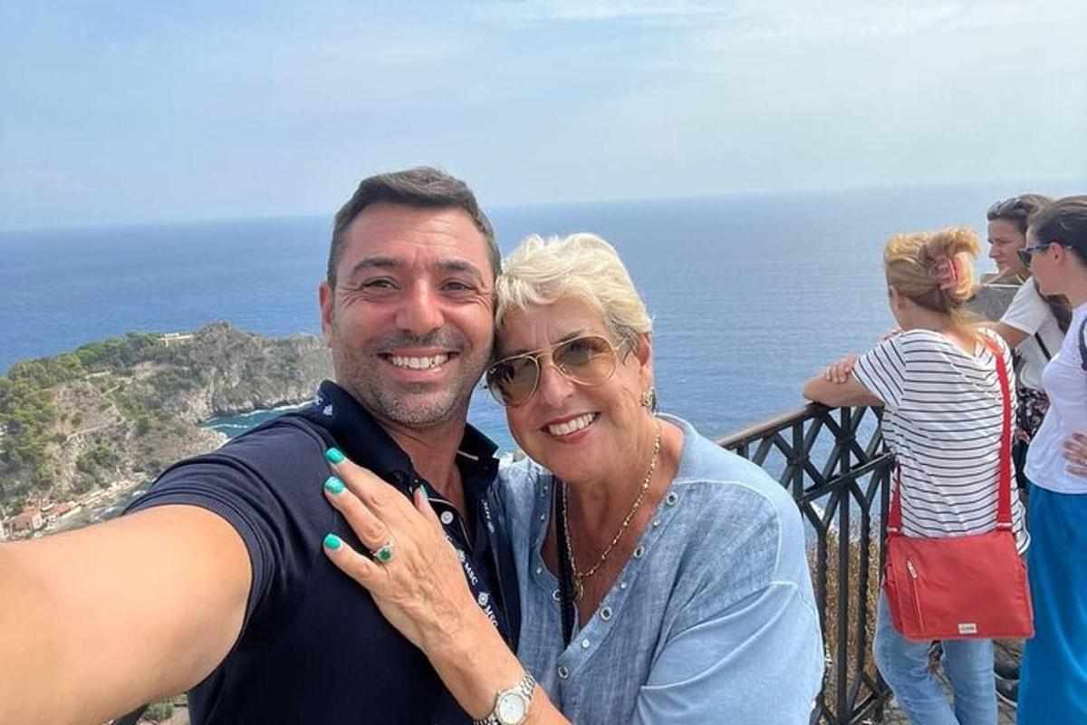 un uomo e una donna posano per una foto