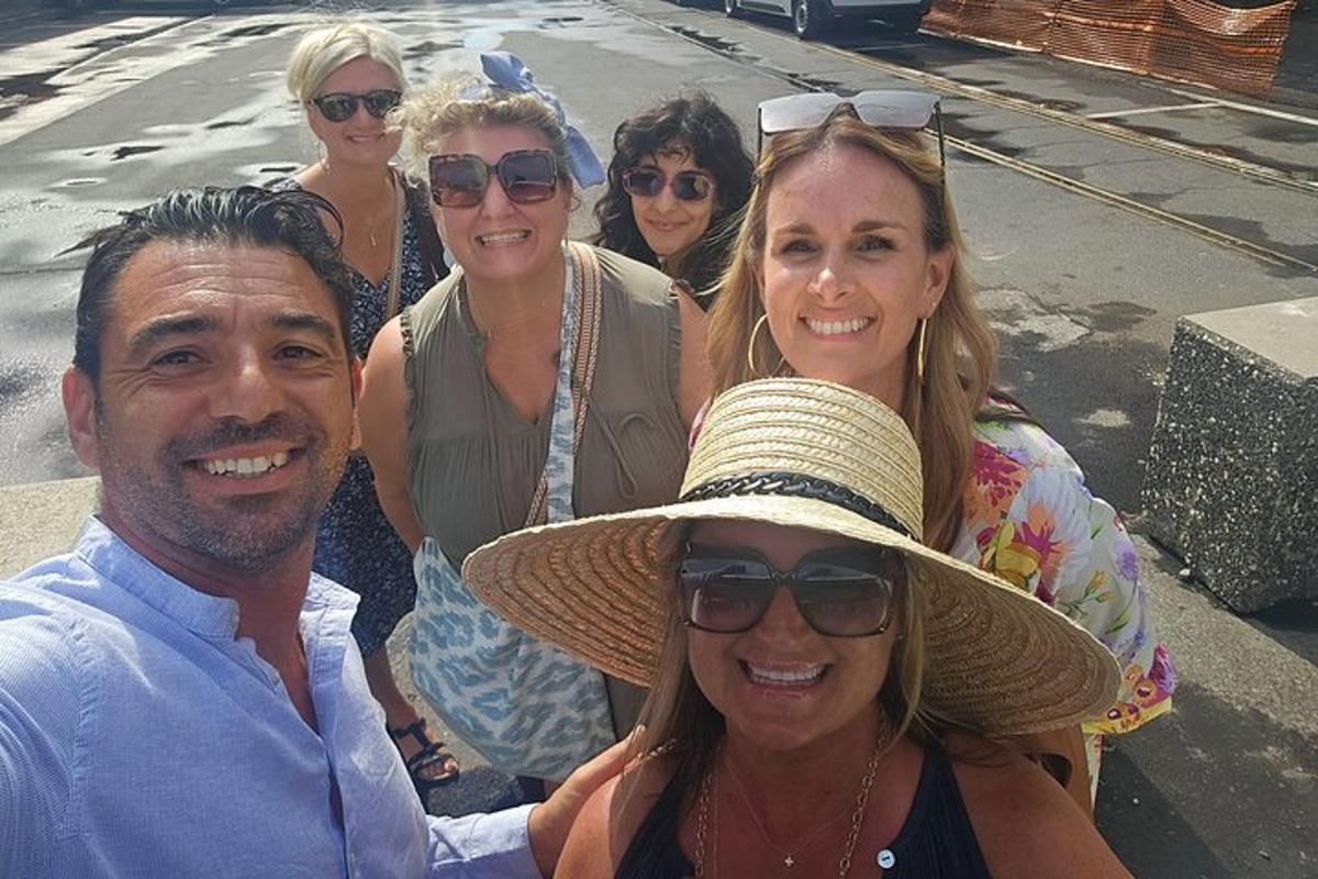 un gruppo di persone posa per una foto